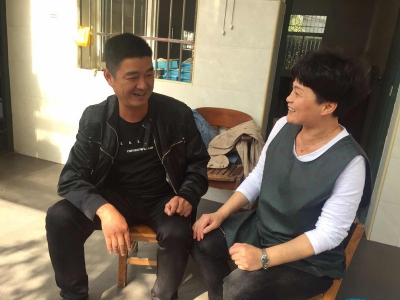 黨員走訪職工家屬，為同事解決疑難問題
